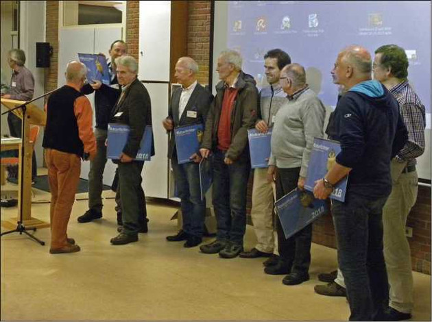 Abbildung 3: Die Referenten erhalten zum Dank für ihre Ausgestaltung der 33. Vortragstagung einen Eulen-Kalender überreicht. (Foto: Klaus Hillerich)